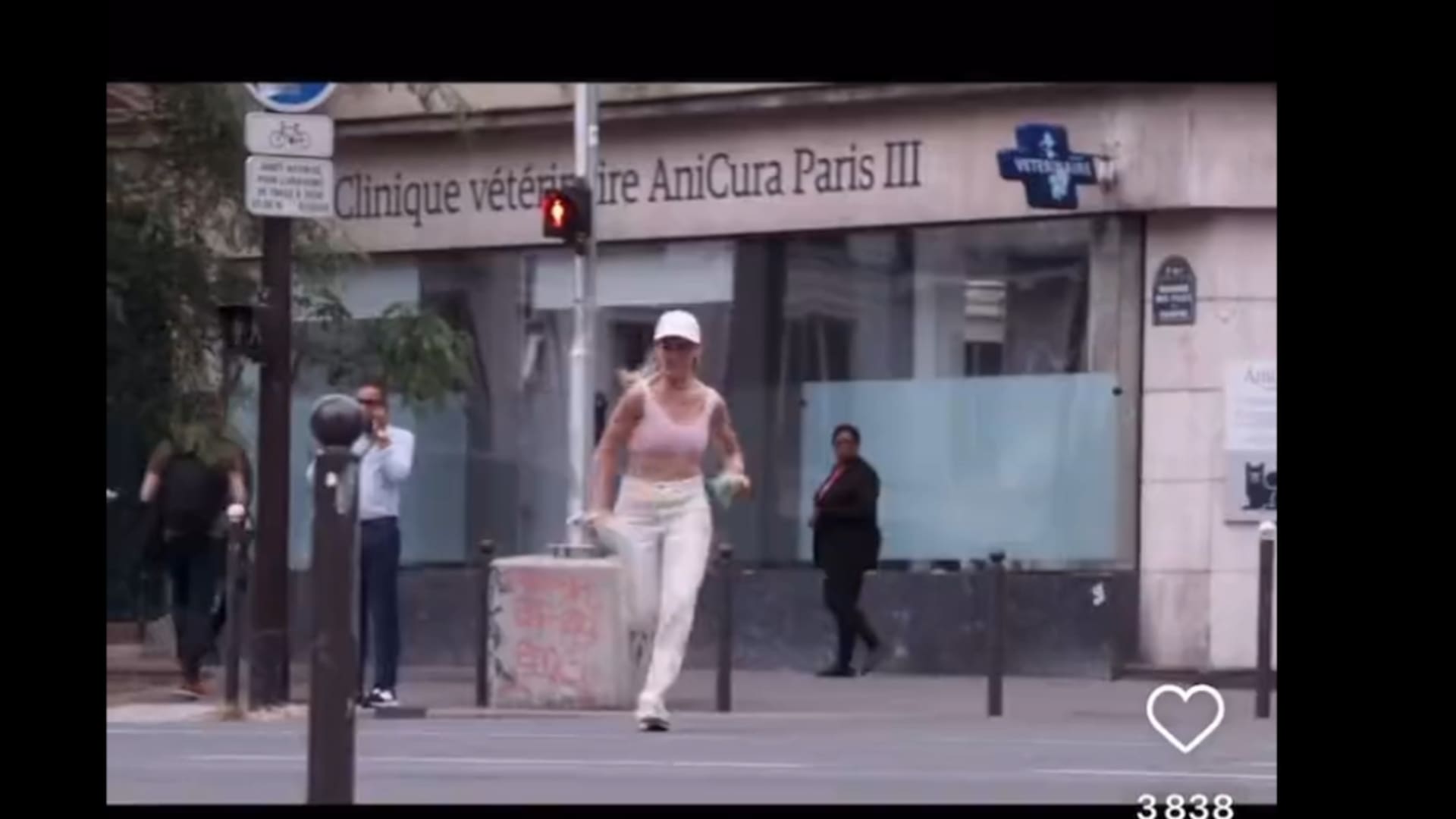 La mujer que logró robar un par de zapatillas sin ser atrapada