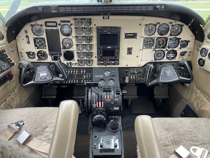 La mujer que se hizo cargo del comando fue identificada como Kinane-Wells y logró aterrizar el avión con éxito