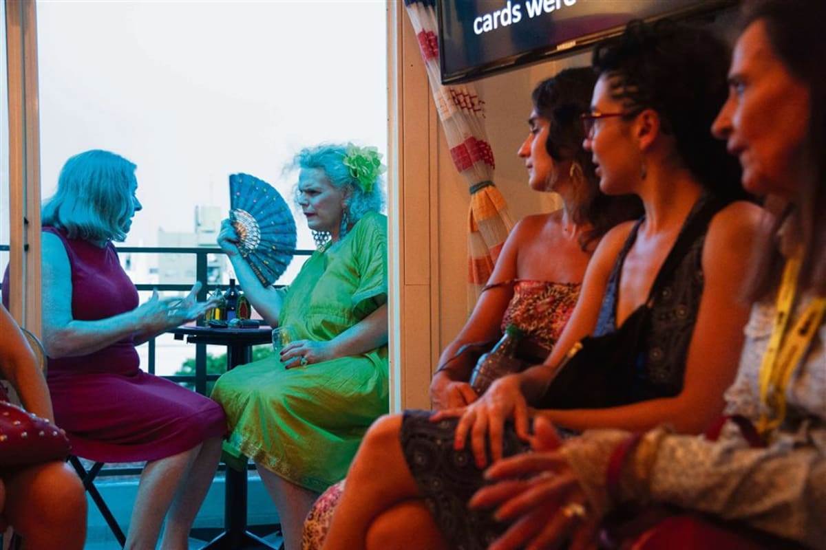 La mujer que soy, de Nelson Valente, tiene lugar en los livings de dos departamentos de un tercer piso