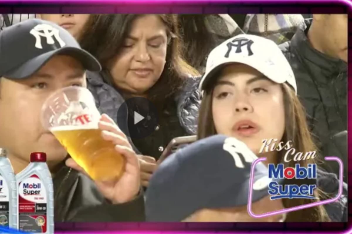 La mujer quedó captada por la Kiss Cam (Foto: Captura de video)