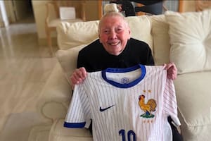 Tiene 96 años, vive en el hotel donde se hospeda Francia en Boston y Mbappé le regaló su camiseta