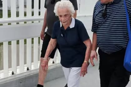 La mujer recorrió el Gordie Howe International Bridge el 1° de septiembre, pocos días después de celebrar su cumpleaños 102