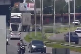 Una mujer manejó seis kilómetros a contramano por la Panamericana y provocó un choque