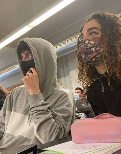 La mujer relató que el joven se sentó en la primera fila de la clase
