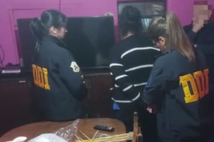 La mujer revisaba los bolsos que lso médicos dejaban en los vestuarios