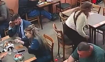 La mujer se levantó y se fue con la cartera, antes de ser atrapada por el mozo