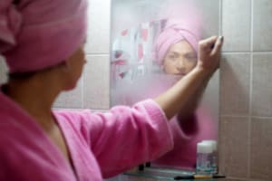 La mujer se percató que era víctima de una infidelidad por parte de su pareja al detectar un mensaje oculto en el baño
