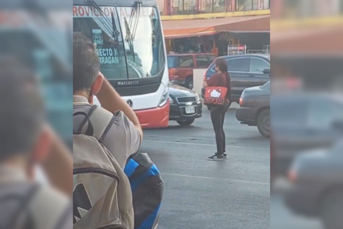 La mujer se puso frente al bus para no permitirle el paso