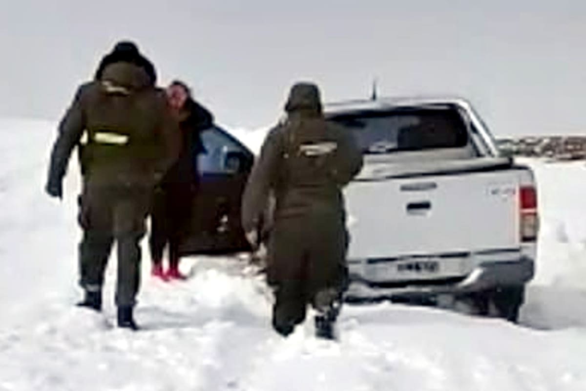 La mujer se resguardó del frío dentro de la camioneta Toyota
