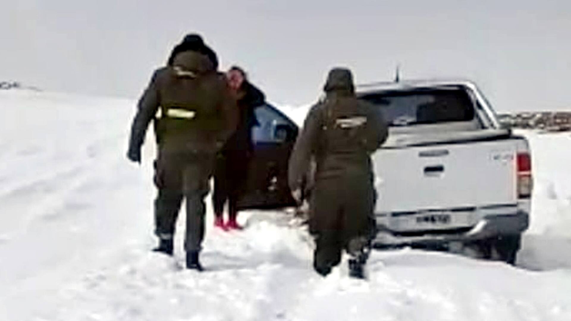 La mujer se resguardó del frío dentro de la camioneta Toyota