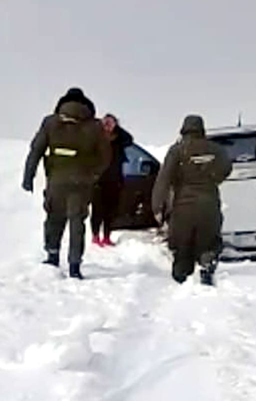 La mujer se resguardó del frío dentro de la camioneta Toyota
