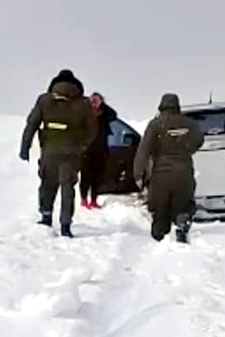 La mujer se resguardó del frío dentro de la camioneta Toyota