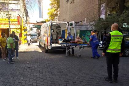 Se arrojó de un sexto piso, cayó a un cuarto, volvió a tirarse y se salvó de milagro - Image 2