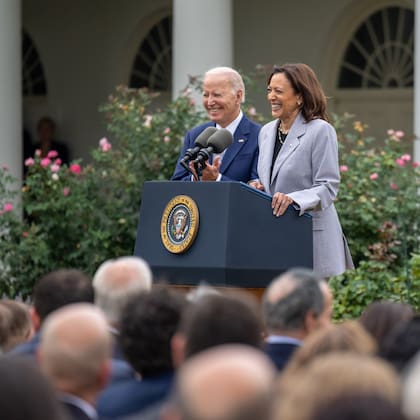 Kamala Harris junto a Joe Biden