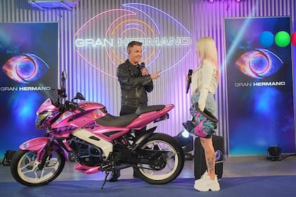 La mujer trabaja como delivery e ingresó a la casa a bordo de su moto (Foto: Instagram @granhermanoar)