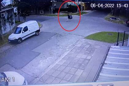 La mujer trasladó a la beba dentro de una bolsa de basura y la dejó tirada en una esquina