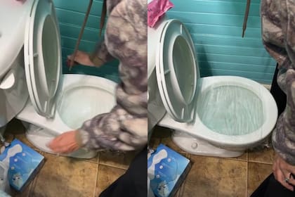 La mujer usó papel film para destapar su inodoro
