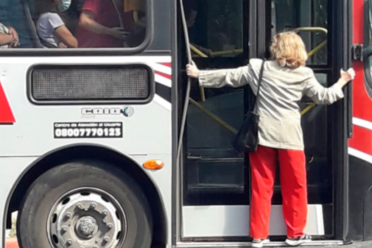 La mujer viajó casi 20 metros colgada de la puerta del colectivo porque no la dejaban subir