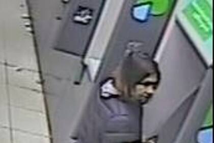 La mujer y el hombre que retiraban dinero con 33 tarjetas de débito del Senado bonaerense y a quienes la fiscal Betina Lacki intenta identificar