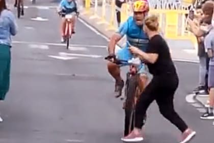 La mujer ya se cruzó y el ciclista no puede evitar arrollarla