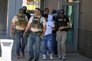 Operativos migratorios en Los Ángeles: la multa de US$500 diarios por no entregar celulares de más de 800 agentes