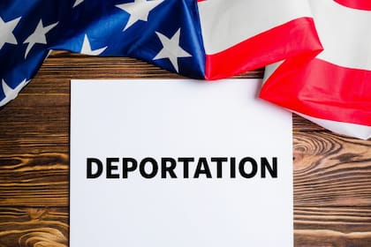 La multa de US$998 diarios se aplica específicamente a quienes no se van voluntariamente tras recibir una orden final de remoción