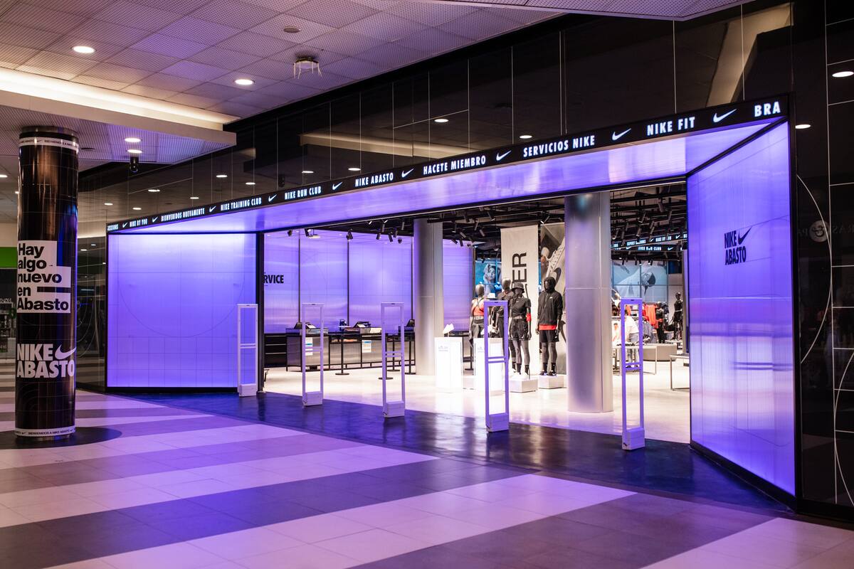 La multinacional Nike busca un nuevo operador para su negocio en la Argentina, aunque la venta no implica la salida de la marca del país ni el cierre de locales
