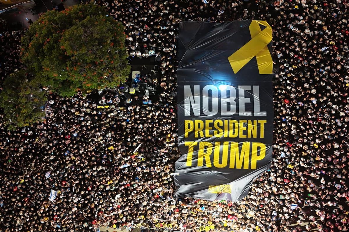 La multitud reunida en la Plaza de los Rehenes despliega un inmenso cartel dando gracias a Trump. Foto: Uriel Even Sapir.