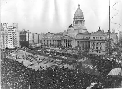 La multitud reunida frente al Congreso de la Nación para dar el último adiós al líder político.