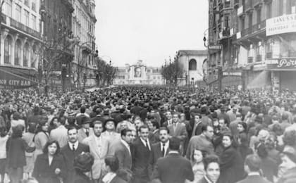 La multitud se congregó en Avenida de Mayo tras el anuncio del fallecimiento de Eva Perón
