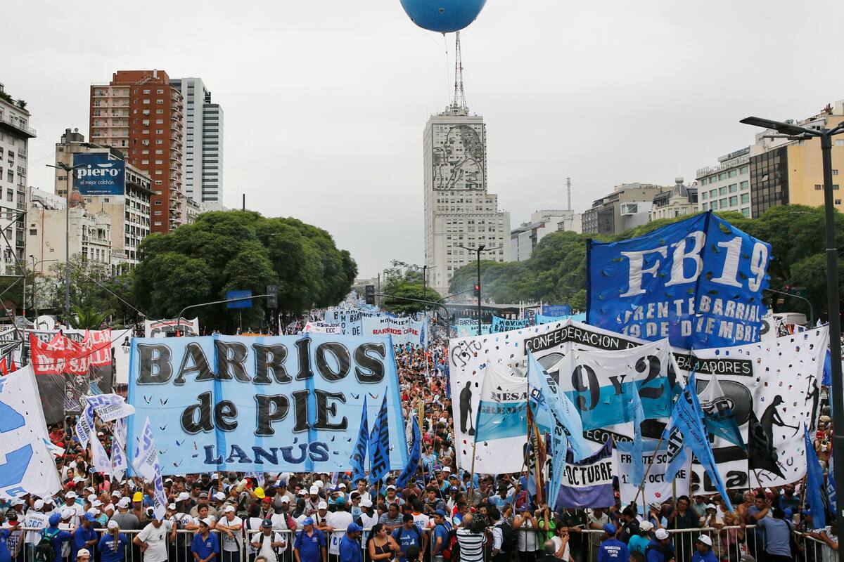 La multitudinaria marcha que distintos movimientos sociales realizan esta tarde en el centro porteño