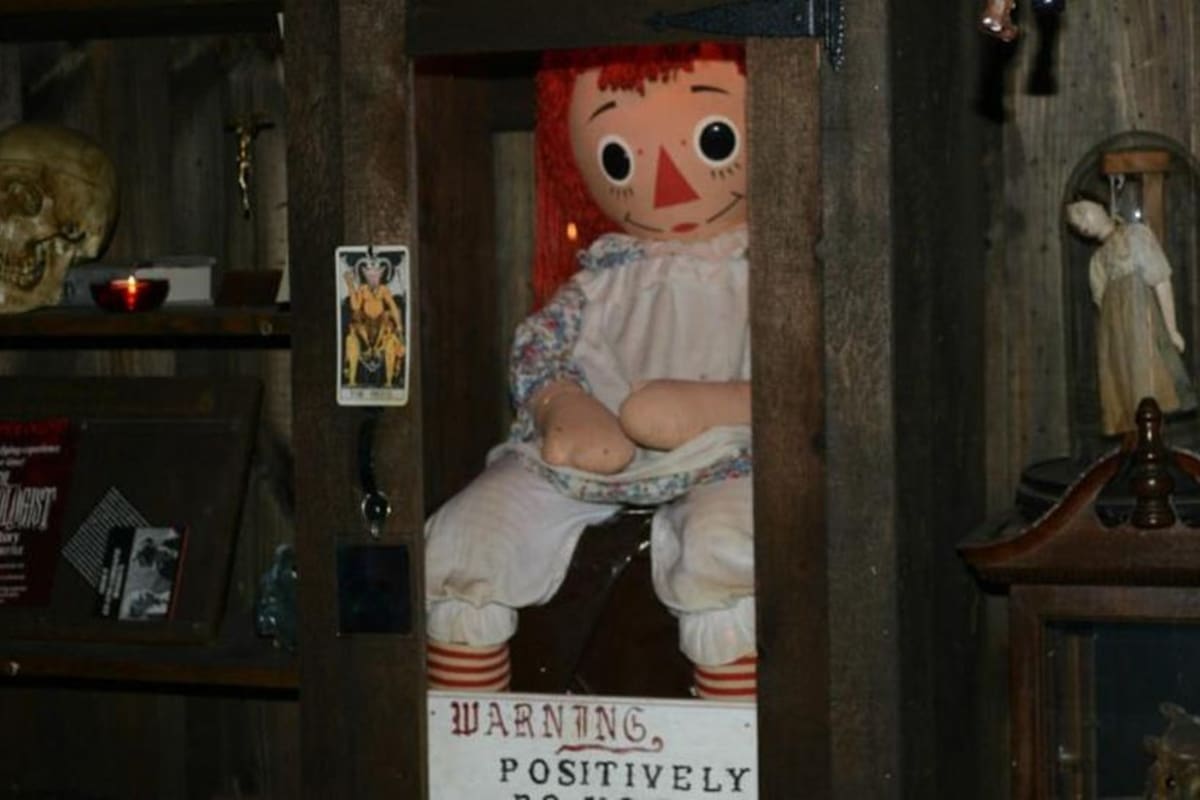 La muñeca Annabelle es la estrella de la colección de objetos que recolectó el matrimonio Warren a través de sus innumerables experiencias paranormales y que decidieron exponer en el sótano de su casa, en Connecticut