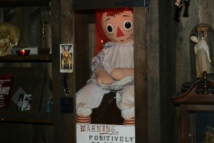 La muñeca Annabelle es la estrella de la colección de objetos que recolectó el matrimonio Warren a través de sus innumerables experiencias paranormales
