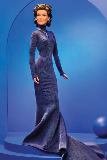 La muñeca luce igual que la cantante en la entrega de los Oscar de 1998: vestido de Michael Kors y una réplica del collar Corazón del Océano de zafiro azul, símbolo eterno de la película Titanic