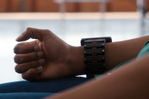 La muñequera que desarrolló Facebook puede leer los comandos que envían las neuronas del cerebro a la mano, y decodificar los gestos de cada dedo