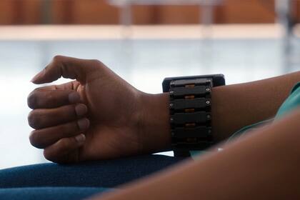 La muñequera que desarrolló Facebook puede leer los comandos que envían las neuronas del cerebro a la mano, y decodificar los gestos de cada dedo