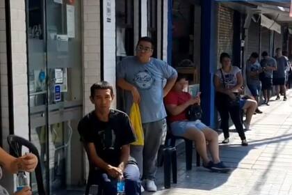La municipalidad de La Matanza, por ejemplo, entregó sillas para que la espera fuera más soportable