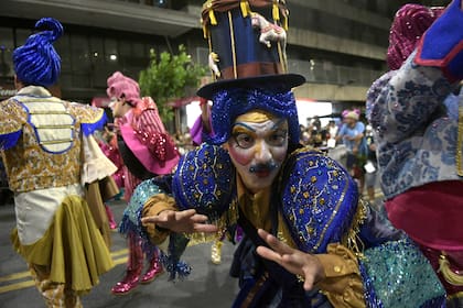 La murga Cayó la Cabra durante el desfile inaugural