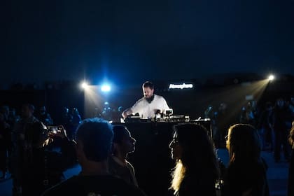 La música electrónica ocupará el domo principal y acompañará el funcionamiento de las barras durante toda la experiencia