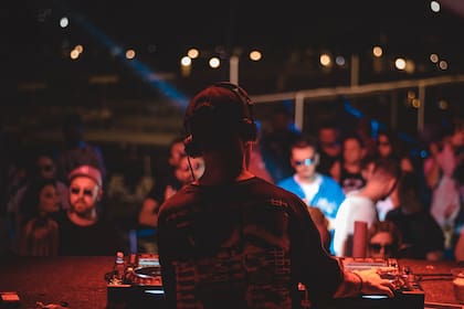 La música es un recurso indispensable para transformar ambiente y ayudar a los invitados a divertirse