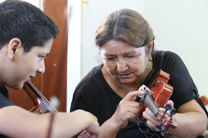 La música funciona como una excusa para cruzar conocimiento entre ambas generaciones