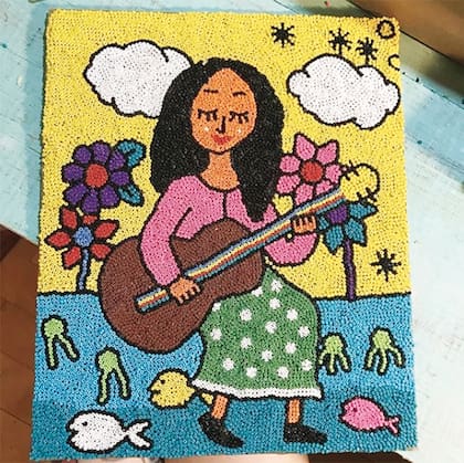La música no es el único lenguaje que Mon elige para expresarse: desde hace un tiempo, publica sus pinturas en Instagram (@mon_lafarte)
