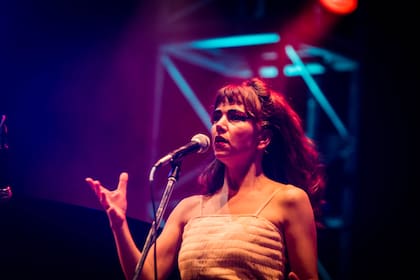 La música ocupa un lugar aparte, durante un tiempo cantó con frecuencia en clubes de jazz