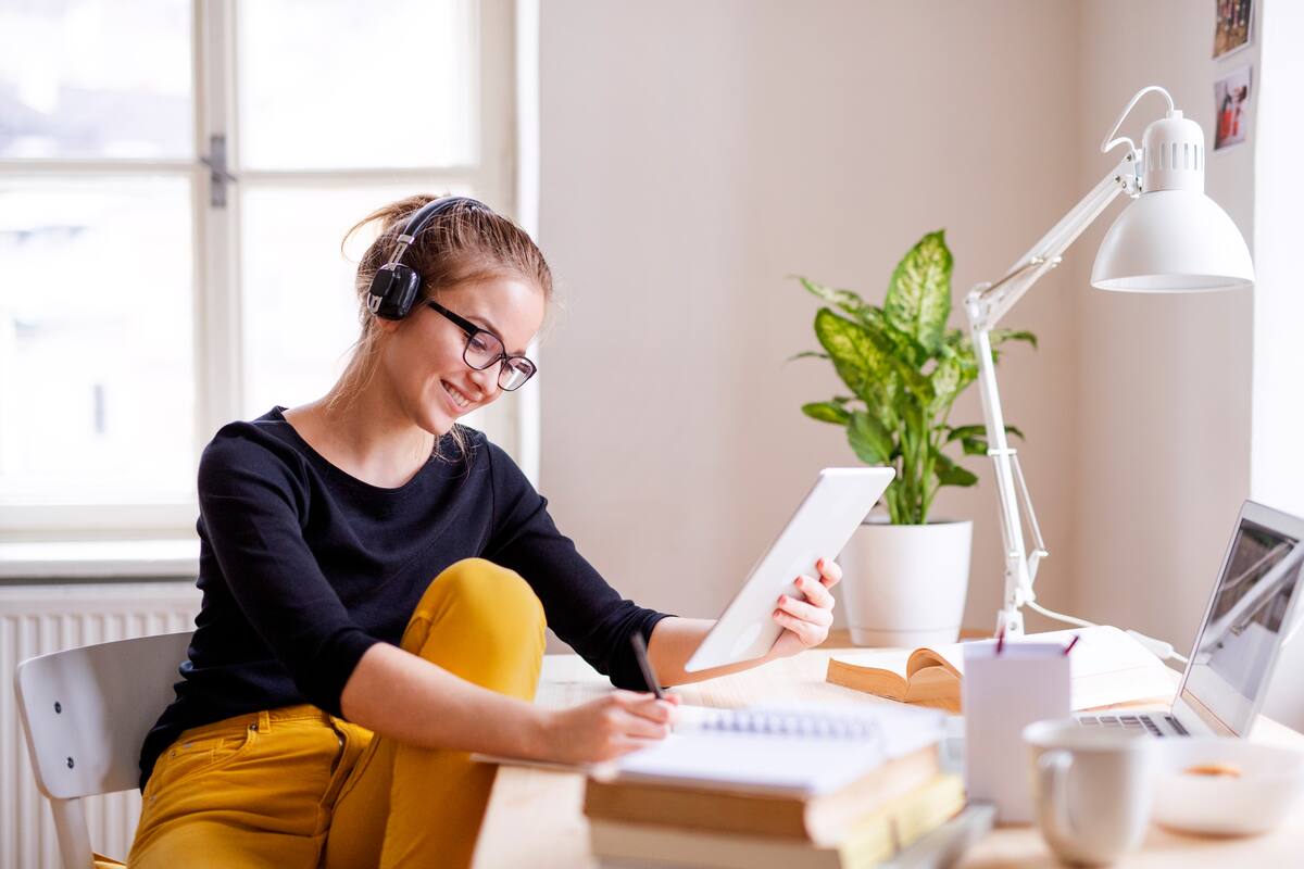 La música para concentrarse se puede definir como cualquier cosa que ayude a prestar atención, reducir las distracciones y mantener la productividad