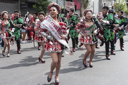La música típica de Bolivia se bailó en las calles de Flores