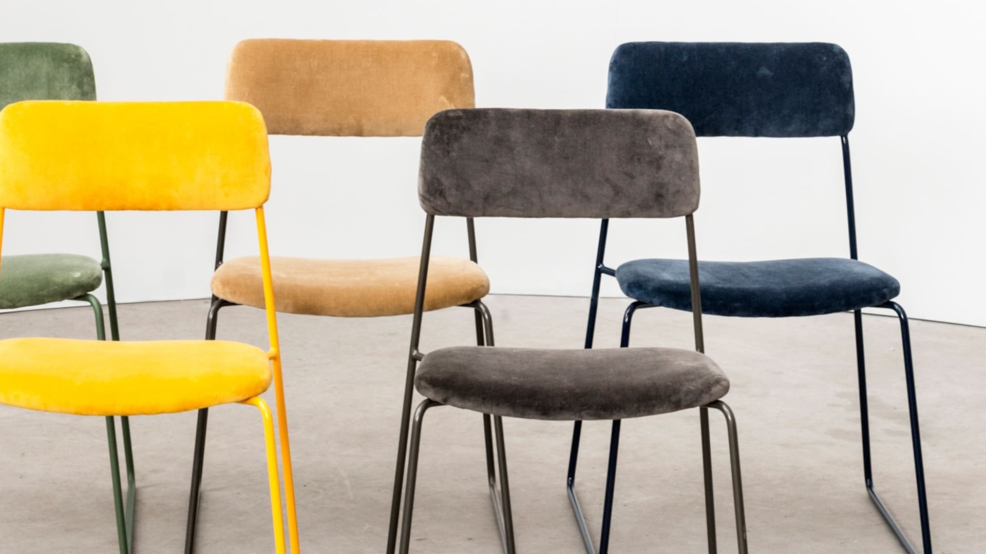 La muy contemporáneas sillas Ply del estudio y taller Números primos