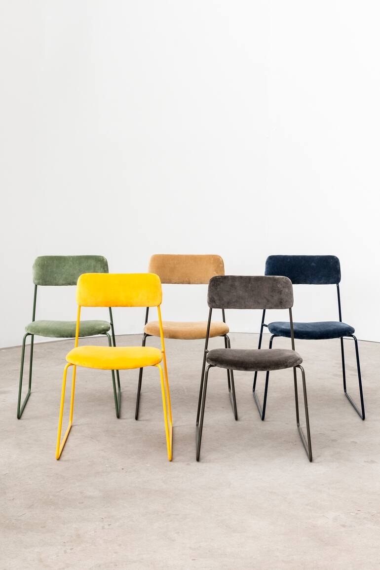 La muy contemporáneas sillas Ply del estudio y taller Números primos