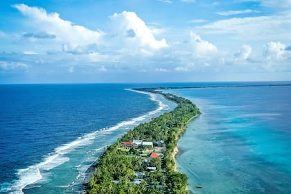 La nación insular de baja altitud Tuvalu, en el Océano Pacífico, es particularmente susceptible a niveles del mar más altos causados ​​por el cambio climático.
