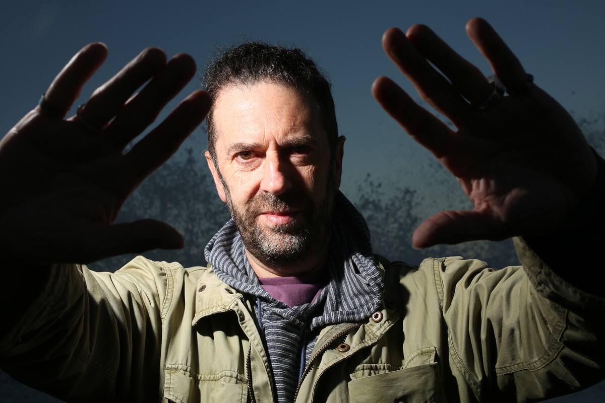 LA NACION revista compartió el show con las 30 personas que, por supuesto, agotaron las entradas disponibles, en San Telmo. Simultáneamente se transmitió por streaming. Fue el regreso al vivo con público.