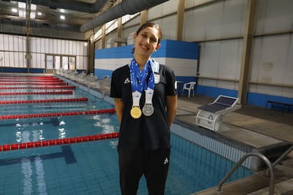 La nadadora Agostina Hein, en el Cenard, luciendo las medallas que obtuvo en el reciente Mundial Juvenil de Rumania